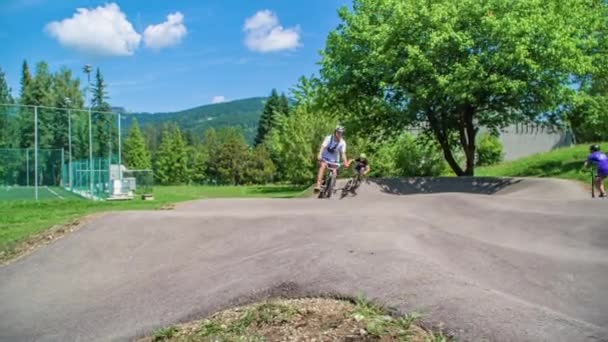 Tiro Suave Adolescentes Crianças Andando Bicicleta Scooters Pista Bomba — Vídeo de Stock