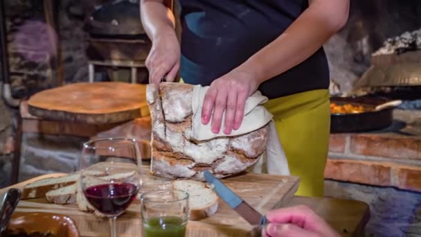 Σερβιτόρα Σχίσιμο Σπιτικό Ψωμί Στο Τραπέζι Για Τους Επισκέπτες Δείπνο — Αρχείο Βίντεο