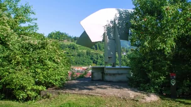 Wit Staal Forma Viva Sculptuur Staat Boven Het Dorp Zonnige — Stockvideo