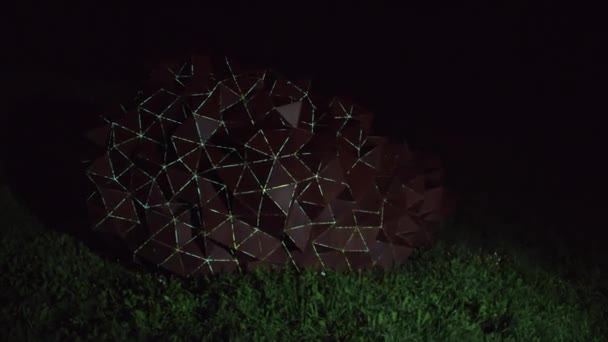 スロベニアのラヴネ コロスケム市公園内の公園での彫刻の夜の詳細 — ストック動画