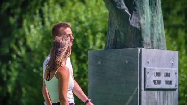 Genç Çift Ele Tutuşup Parkı Gezmekten Hoşlanıyor — Stok video