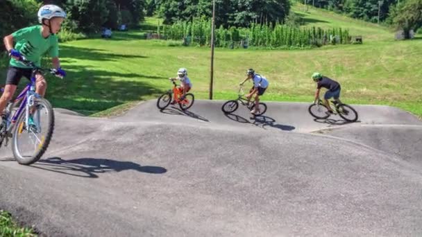 Bambini Bicicletta Pedalano Una Pista Pompa Giornata Estiva Sole Slomotion — Video Stock