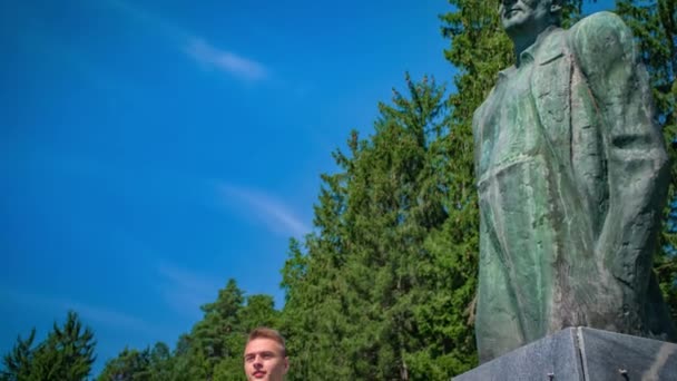 Turistas Admiram Vista Base Uma Estátua Escritor Ativista Lovro Kuhar Videoclipe