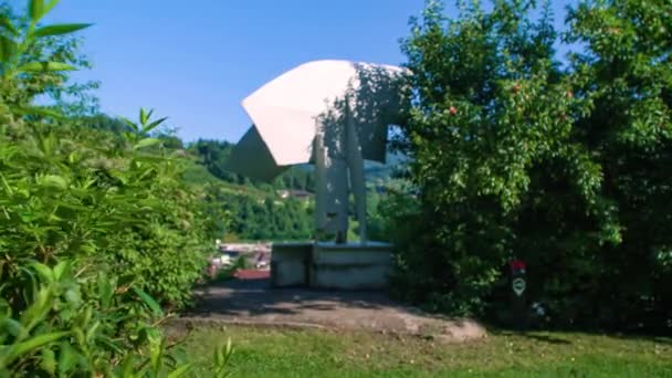 Forma Viva Artwork Top Hill Smooth Shot Statue Ravne Koroskem — Vídeos de Stock