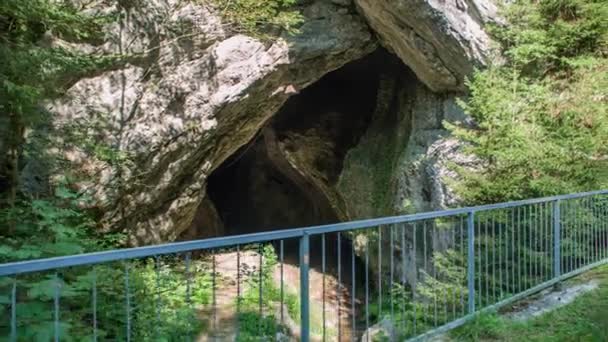 Νεαρό Καυκάσιο Ζευγάρι Σταματάει Στο Μονοπάτι Για Δει Σπηλιά Κάτω — Αρχείο Βίντεο