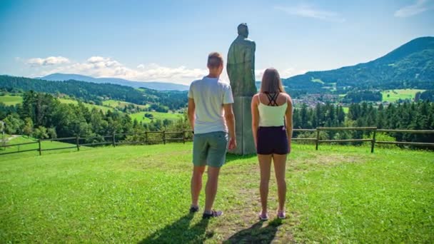 Romantický Pár Útěku Drží Ruce Vedle Sochy Lovra Kuhara Korutanech — Stock video