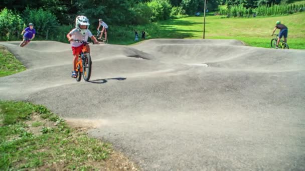 子供たちはコンクリートポンプトラック上でレースします 夏の晴れた日 スローモーションだ Ravne Koroskem — ストック動画