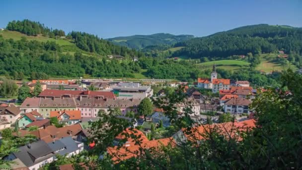 Luftaufnahme Des Bunten Dorfes Ravne Koroskem Slowenien Drohnenschwenk Nach Links — Stockvideo
