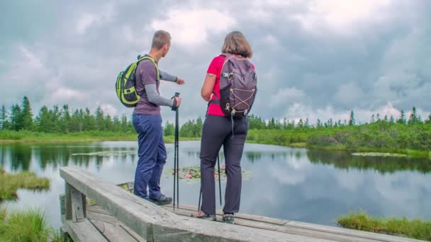 Chico Chica Miran Señalan Algo Naturaleza Reflejo Nubes Agua Día — Vídeos de Stock