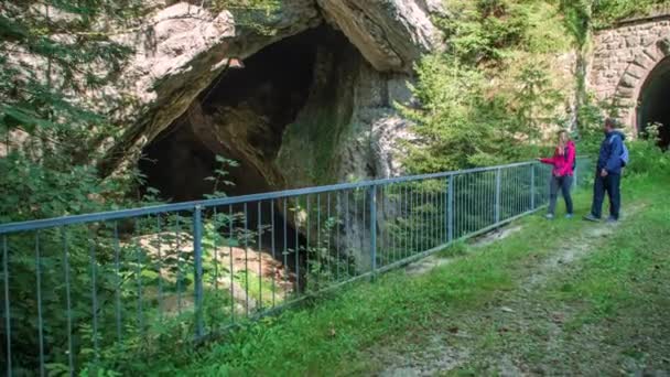 Mladý Pár Zastaví Pozoruje Hudu Luknju Pokračuje Chůzi Shot Během — Stock video