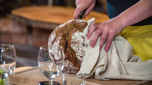 Kellnerin Schneidet Einen Großen Laib Hausgemachtes Brot Zur Hälfte Beim — Stockvideo