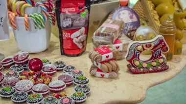 Zencefilli çörekten yapılan çeşitli makaleler ve kreasyonlar bir serginin masasında yatıyor.