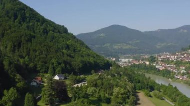 Drava nehrinin kıyısındaki Dravograd Slovenya kasabası, Carinthia eyaletinde, hava aracının sağdan ateşlendiğini gösteriyor