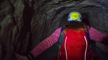 Kanodaki kadın dar karanlık tünelde yolunu bulur. Bakış açısı