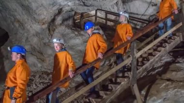 Slovenya Mezica madenlerinde yokuş aşağı giden cesur bir grup ziyaretçi