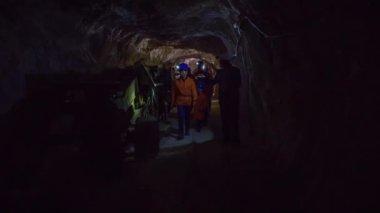 Slovenya 'daki Mezica madeninin karanlık tünellerine rehberli ziyaret. Dolly tamam.