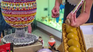 Şekerlerle süslenmiş güzel bir masa.