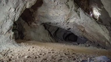 Slovenya 'daki Peca Dağı' nın altındaki gizemli bir maden tünelinde bisiklet süren bir çocuğun yavaş hareketi