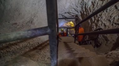 Bir grup insan Mezica 'nın dik tünellerinde yürüyor kurşun ve çinko madenlerinde