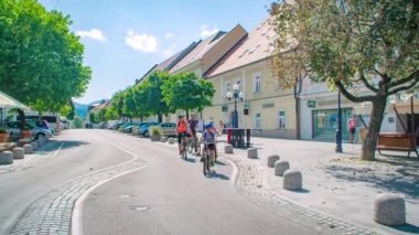 Slovenya Gradec şehir merkezinin büyüleyici caddelerinde aktif aile bisikleti.