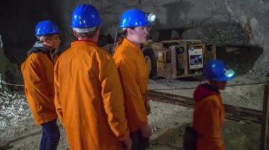 Ziyaretçiler Slovenya 'daki Peca madenini keşfediyorlar. Yavaş çekim