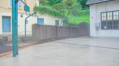 Bir grup turist, Mezica kurşun ve çinko madeninin kültür ve tarih mirası sahasının merdivenlerinden iniyor. Yavaş çekim.