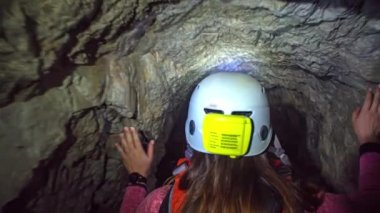 Kanodaki kadın POV 'u karanlık ve dar yeraltı tünellerini keşfediyor.