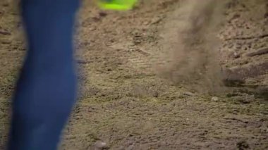 İz bırakan ve toprağı tekmeleyen iki kişinin renkli spor ayakkabıları. Ağır çekimde kapatın.