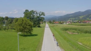 Slovenya, Slovenya, Slovenya ve Hava Aracı Pedestal Vuruşu 'nda bisiklet süren ebeveynler ve çocukların ailesi