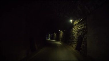 Karanlık, nemli bir mağarada yürüyorum, karanlık bir yerde..