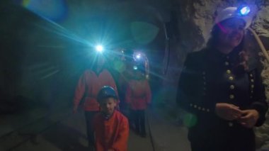 Slovenya 'nın Mezica kentindeki karanlık tünellerde tur rehberliğimde. Dolly tamam.