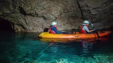 Slovenya 'nın Peca kentindeki mağarada kayak yapan bir grup turist. Yavaş çekim