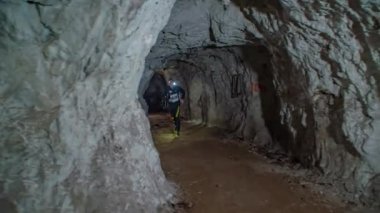 Slovenya 'da yeraltı ultra iz yarışması düzenleyen iki formda adam
