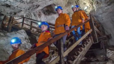 Genişletilmiş aile, tatildeyken bir yeraltı madenini araştırarak birlikte kaliteli zaman geçirir..