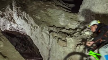 Slovenya 'daki Peca Dağı' nın altında bir maden turu kapsamında dağ bisikleti süren genç bir çocuk