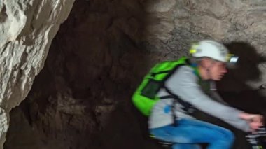 Genç bisikletçiler Mezica 'daki karanlık bir maden mağarası sisteminde bisiklet sürüyorlar.