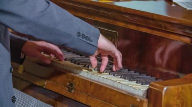 Piyanist Piyanoda Klasik Müzik Düzenlemesi Çalıyor