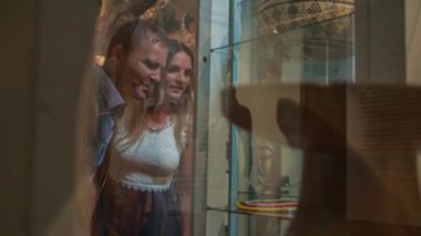 Moda çifti, Afrika Koleksiyonu 'nu Karayipler Bölge Müzesi' nde ziyaret etti