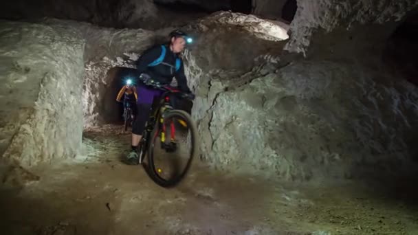 Panning Tiro Ciclismo Rota Sob Túnel Mineração Montanha Vista Ciclista — Vídeo de Stock