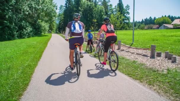 Crianças Encostam Enquanto Andam Bicicleta Brincam Pequeno Parque Infantil — Vídeo de Stock
