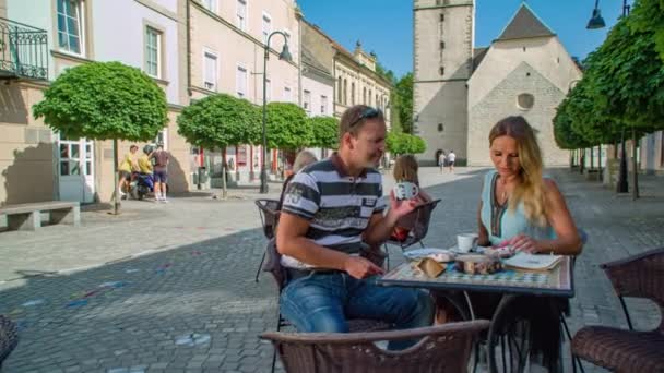Unga Kaukasiska Par Sitter Och Äter Frukost Uteservering Slovenj Gradec — Stockvideo