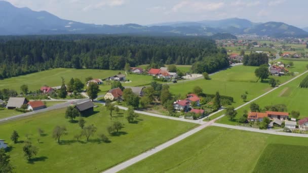 Vista Aérea Ciudad Slovenj Gradec Eslovenia Con Casas Granjas Carreteras — Vídeo de stock