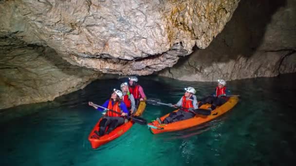 Kajakpaddling Med Vänner Mystiska Äventyr Orörd Vattengrotta — Stockvideo