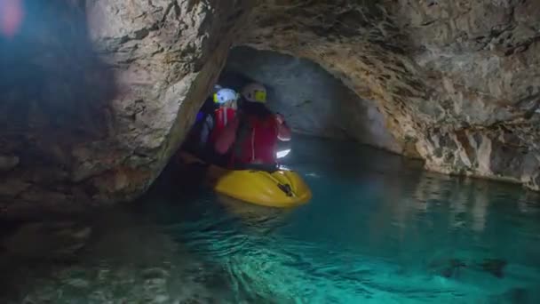 Två Kajaker Små Smala Underjordiska Steniga Gruvtunnel Podzemlje Pece Mezica — Stockvideo