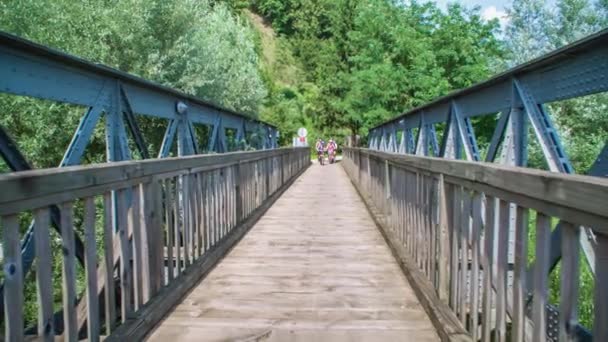 Zpomalený Pohyb Rodinné Jízdy Kolech Dřevěné Lávce Směrem Kameře — Stock video