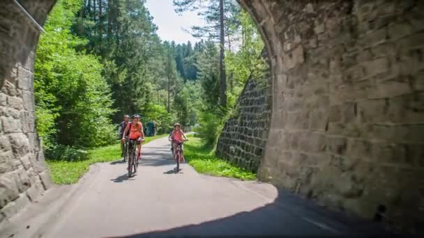 Långsam Rörelse Familj Ridning Mountainbike Skog Och Mörk Tunnel — Stockvideo