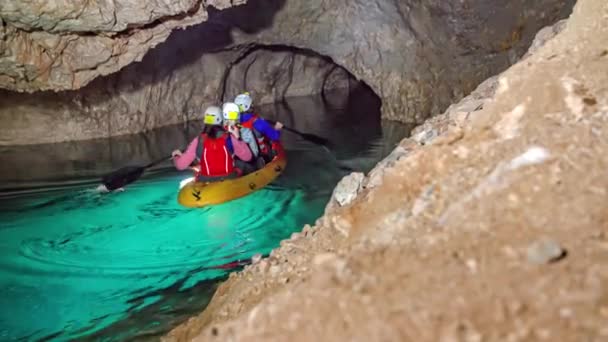 Mensen Peddelen Ondergrondse Grot Van Peca Slovenië Langzame Beweging — Stockvideo