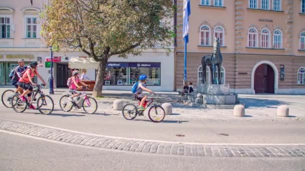 Família Quatro Passeios Bicicleta Dia Ensolarado Através Aldeia Sonolenta Pai — Vídeo de Stock
