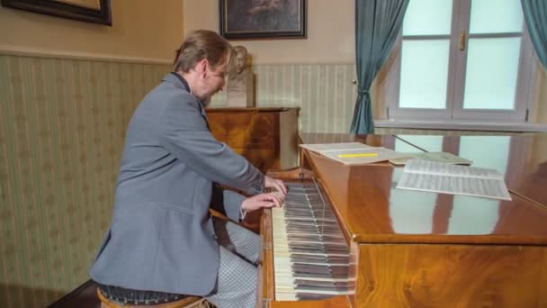 Junger Pianist Spielt Während Der Hugo Wolf Jubiläumsausstellung — Stockvideo