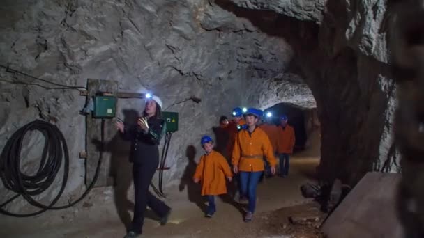 Mineros Familiares Tomando Tour Subterráneo Mezica Eslovenia Con Guía — Vídeos de Stock